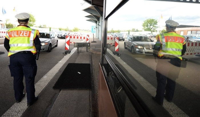 Die deutsche Polizei kontrolliert in Weil am Rhein Fahrzeuge, die aus der Schweiz nach Deutschland einreisen. Foto: epa/Patrick Seeger