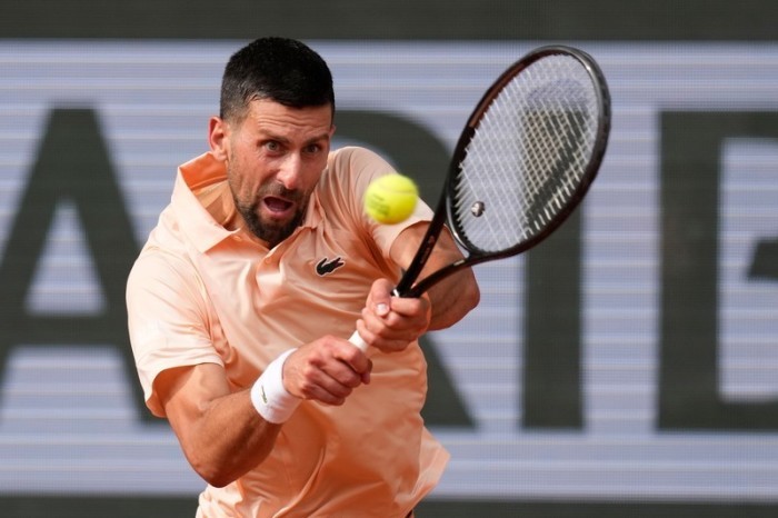 Grand Slam/ATP-Tour - French Open, Einzel, Männer, 3. Runde, Djokovic (Serbien) - Fonseca (Brasilien). Novak Djokovic in Aktion. Foto: Christophe Ena/Ap/dpa