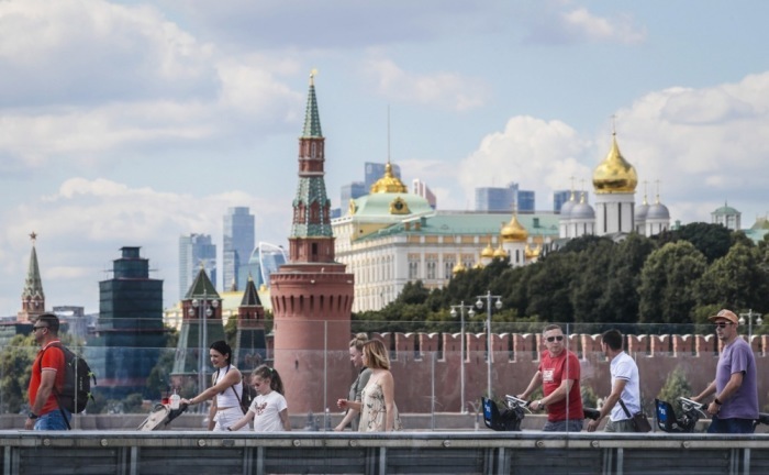 Eine russische Person läuft auf einer Brücke vor dem Kreml in Moskau. Foto: epa/Yuri Kochetkov