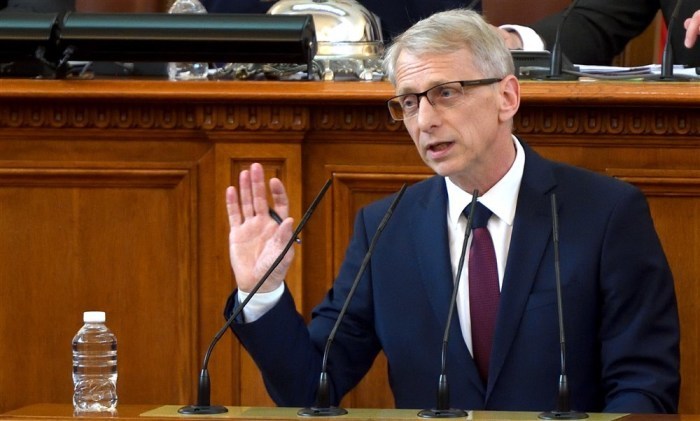 Der neue Premierminister Nikolay Denkov spricht nach seiner Vereidigung im Parlament in Sofia. Foto: epa/Vassil Donev