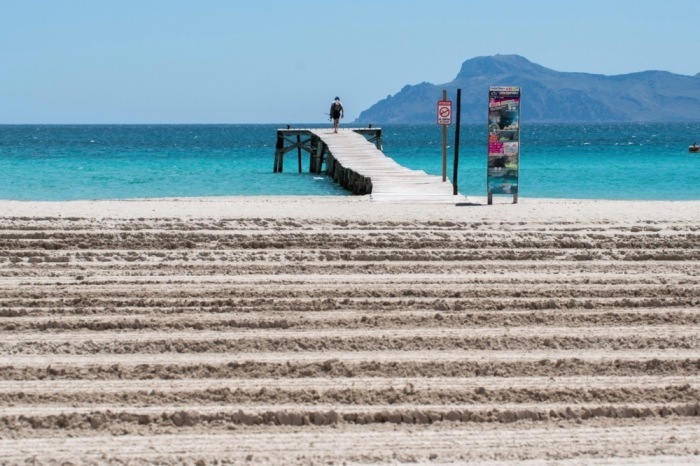 Blick auf den Strand von Alcúdia auf Mallorca vor der Sommersaison – die Insel bereitet sich auf die Rückkehr internationaler Touristen vor. Foto: epa/Cati Cladera