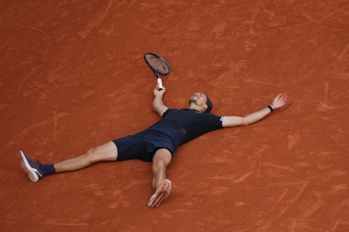 Tennis, French Open, Grand Slam, ATP-Tour, Einzel, Männer, Finale, Cobolli (Italien) - Zverev (Deutschland). Alexander Zverev aus Deutschland jubelt nach seinem Sieg und liegt auf dem Platz. Foto: Aurelien Morissard/Ap/dpa