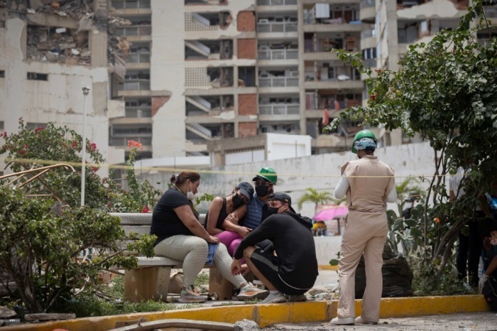 Menschen warten in einem vom Erdbeben betroffenen Gebiet in Catia La Mar in Venezuela. Foto: EPA/Ronald Peña R.