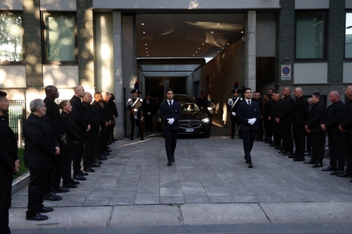 Der Leichenwagen mit dem Sarg von Giorgio Armani verlässt die Trauerkapelle in Mailand, wo sich zahlreiche Menschen vom Modeschöpfer verabschiedeten. Foto: epa/Matteo Bazzi