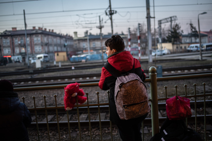 Ein durch den Krieg in der Ukraine vertriebenes Kind wartet im Bahnhof von Przemysl auf einen Zug der sie weiter nach Westen bringen soll. Foto: Hector Adolfo Quintanar Perez