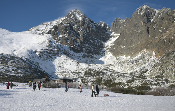 Touristen wandern im Steinbachtal am Gebirgssee Skalnaté pleso in der Hohen Tatra. Foto: František Iván/Tasr/dpa