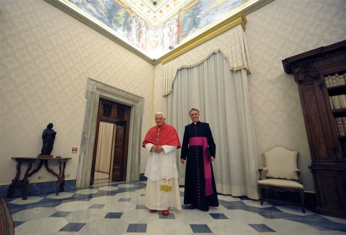 Papst Benedikt XVI. (L) mit seinem Sekretär Georg Ganswein nach einer Audienz in seiner Privatbibliothek im Vatikan. Foto: epa/Christophe Simon / Pool