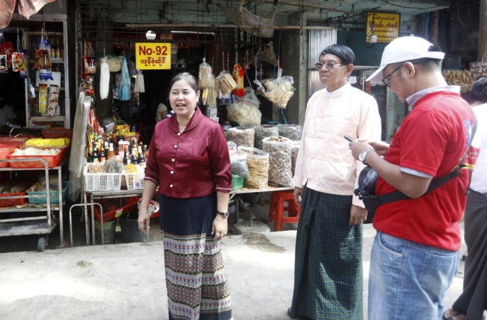 Die unabhängigen Kandidaten Sandar Min (L) und Win Myint Than (R) sprechen während des Wahlkampfs mit Bürgern in Yangon. Archivfoto: epa/Nyein Chan Naing