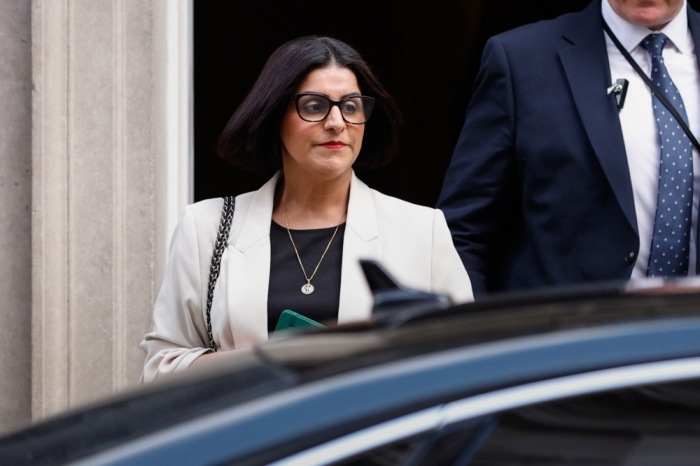 Innenministerin Shabana Mahmood verlässt das wöchentliche Kabinettstreffen an der Downing Street in London. Foto: epa/David Cliff