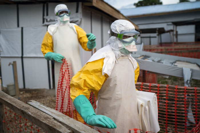 Helfer in Schutzanzügen betreten ein Behandlungszentrum für Ebola-Patienten in der Demokratischen Republik Kongo. Foto: Jerome Delay/Ap/dpa