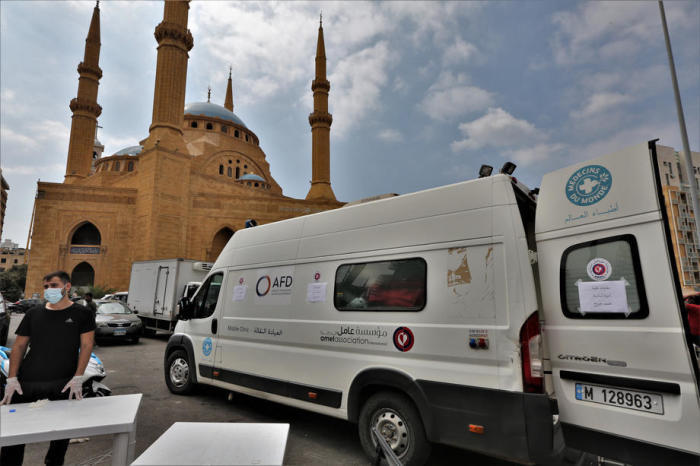 Mobile Kliniken, die behandlungsbedürftigen Menschen helfen, Medikamente bereitstellen und auch Freiwillige betreuen, die auf dem Märtyrerplatz im Zentrum Beiruts die Straßen von Schutt befreien. Foto: epa/Nabil Mounzer