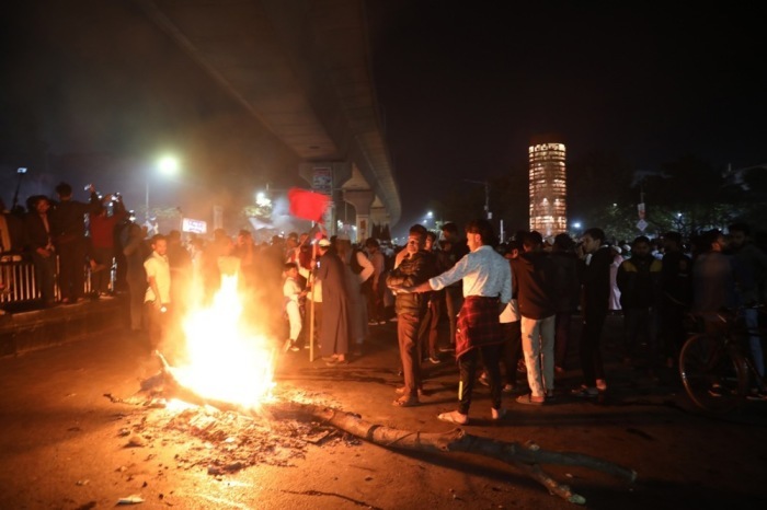 Demonstranten skandieren Parolen und entzünden Barrikaden an einer Kreuzung in Dhaka. Auslöser war der Tod eines Oppositionssprechers. Foto: epa/Monirul Alam