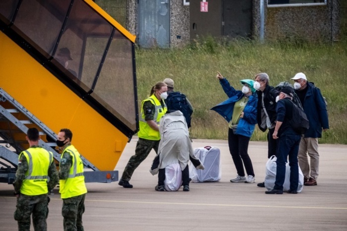 Passagiere der «MV Hondius» erreichen nach dem tödlichen Hantavirus-Ausbruch einen Militärflughafen in Eindhoven. Foto: epa/Rob Engelaar