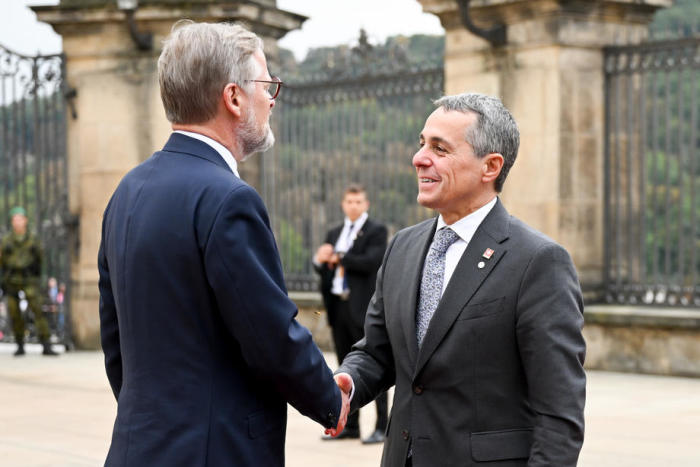 Der tschechische Premierminister Petr Fiala (L) begrüßt den Schweizer Bundespräsidenten Ignazio Cassis zum Treffen der Europäischen Politischen Gemeinschaft in Prag. Foto: epa/Filip Singer
