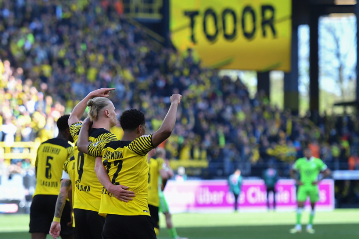 Dortmunds Erling Haaland (2.v.l) jubelt zusammen mit Dortmunds Jude Bellingham nach seinem Treffer zum 6:0. Foto: Bernd Thissen/dpa