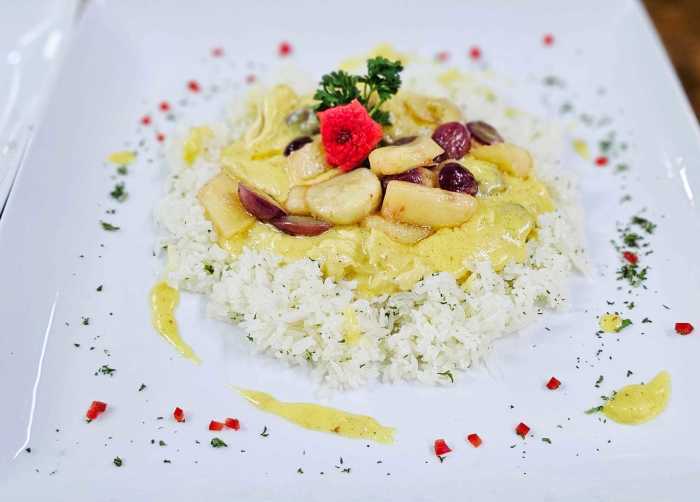 Chicken Rice Casimir mit Hähnchenbrust in cremiger Currysauce auf Butterreis und gegrillten Tropenfrüchten. Fotos: Jaybee'Swiss