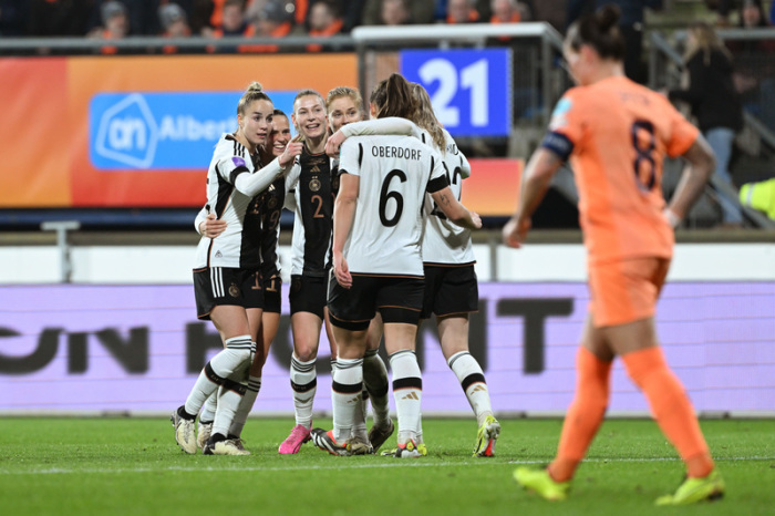 Deutschlands Spielerinnen jubeln nach ihrem 0:1 Führungstreffer. Foto: Federico Gambarini/dpa