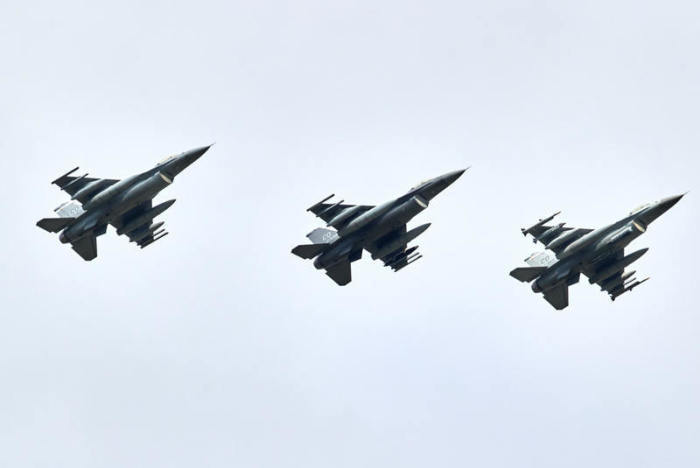 Drei Kampfjets vom Typ F16 aus den USA fliegen in Formation kurz vor deren Landung auf dem Fliegerhorst im schleswig-holsteinischen Jagel. Foto: Georg Wendt/dpa