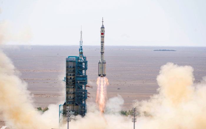 Das bemannte Raumschiff «Shenzhou-14» startet auf einer Trägerrakete vom Typ «Langer Marsch 2F» vom Jiuquan Satellite Launch Center im Nordwesten Chinas. Foto: Cai Yang