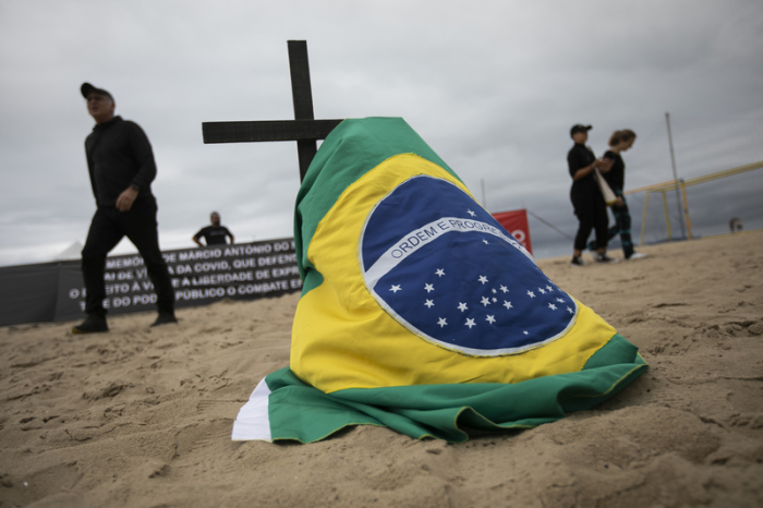 Eine brasilianische Fahne hängt an einem Kreuz als Teil einer Gedenkveranstaltung für einen ungewöhnlichen Corona-Protest. Foto: Bruna Prado