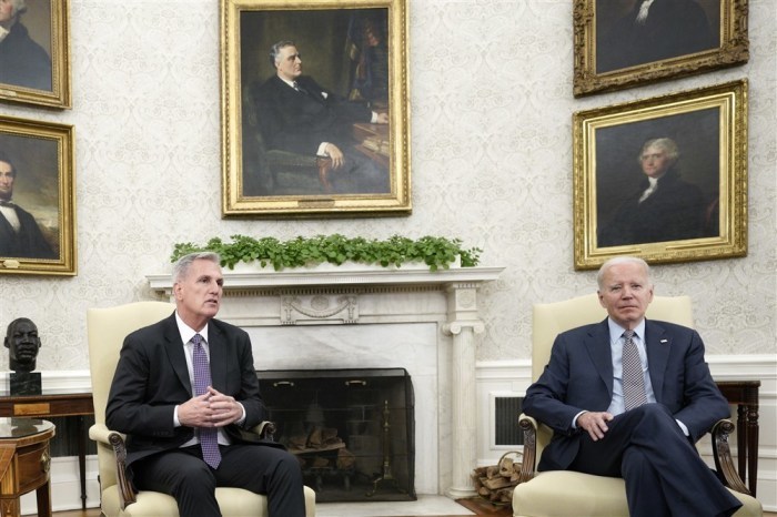 Präsident Joe Biden (R) trifft sich mit dem Sprecher des Repräsentantenhauses, Kevin McCarthy, im Oval Office des Weißen Hauses in Washington. Foto: epa/Yuri Gripas