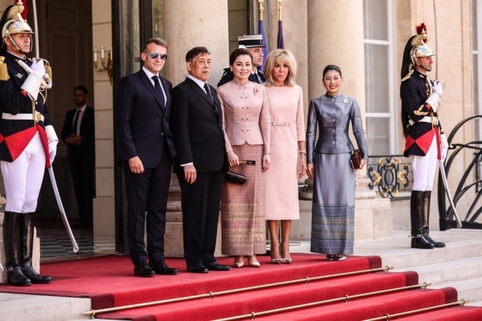 Der französische Präsident Emmanuel Macron begrüßt Seine Majestät König Maha Vajiralongkorn und Ihre Majestät Königin Suthida beim offiziellen Empfang im Élysée-Palast in Paris. Foto: epa/Teresa Suarez