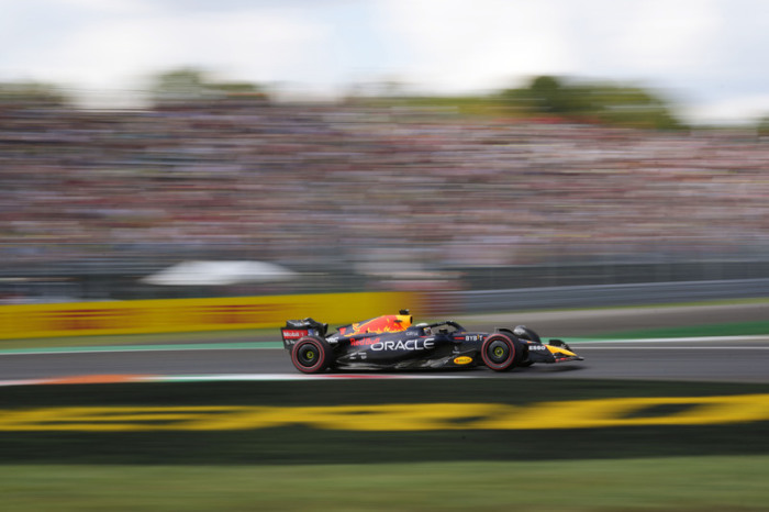 Formel-1-Weltmeisterschaft, Grand Prix von Italien, 1. Freies Training: Max Verstappen aus den Niederlanden vom Team Red Bull steuert sein Auto auf der Rennstrecke. Foto: Antonio Calanni/Ap/dpa