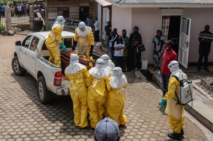 Gesundheitshelfer bereiten in Bunia unter strengen Schutzmaßnahmen die Bestattung eines Ebola-Opfers vor. Foto: epa/Stringer