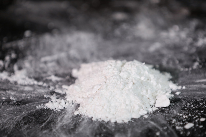 Ein Teil eines großen Kokainfunds wird bei einer Pressekonferenz von der Polizei gezeigt. Foto: Christian Charisius/dpa