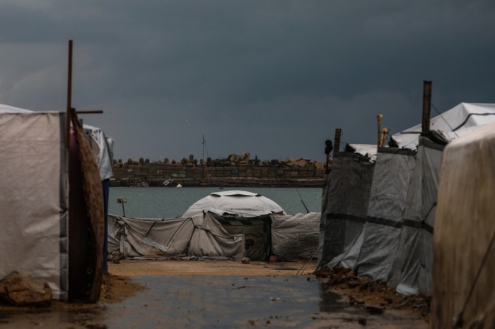 Provisorische Zelte vertriebener Familien stehen im Regen in Gaza City und zeigen den Alltag vieler Menschen während der Waffenruhe. Foto: EPA/Mohammed Saber