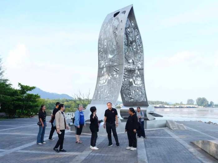 Beamte und Künstler begutachten eine monumentale Skulptur am Saphan-Hin-Park, einem der zentralen Schauplätze der Thailand Biennale Phuket 2025. Foto: Nation Tv