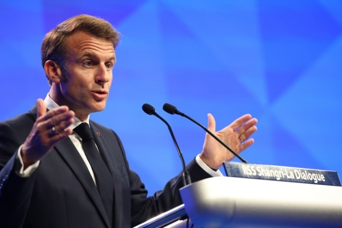 Frankreichs Präsident Emmanuel Macron hält die Eröffnungsrede beim Shangri-La-Dialog in Singapur. Foto: epa/How Hwee Young