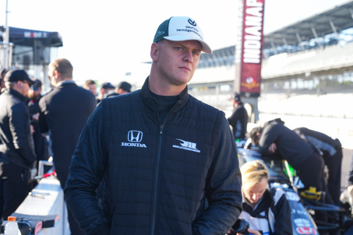 Mick Schumacher in der Boxengasse des Indianapolis Motor Speedway bei einem Test für die IndyCar-Serie. Foto: Michael Conroy/Ap/dpa