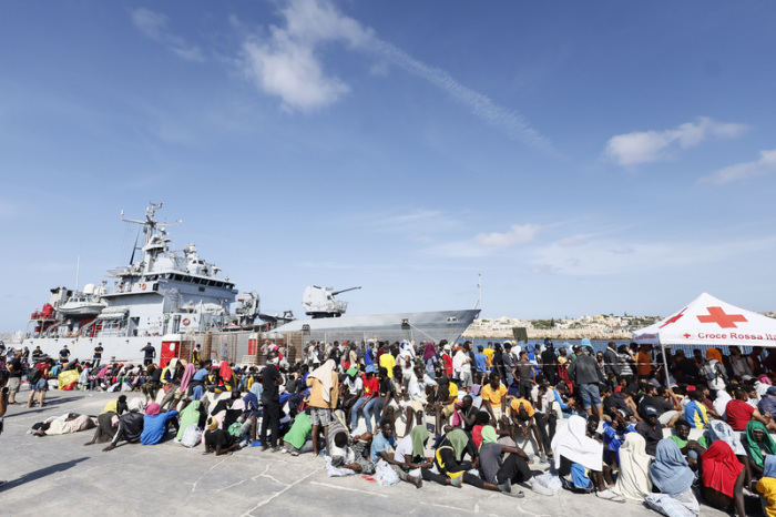 Migranten warten darauf, von der Insel Lampedusa auf das Festland gebracht zu werden. Foto: Cecilia Fabiano/Lapresse/ap/dpa