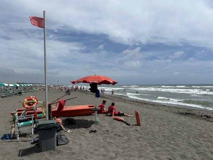 Ein Stand von Bademeistern an einem italienischen Strand. Foto: Christoph Sator/dpa
