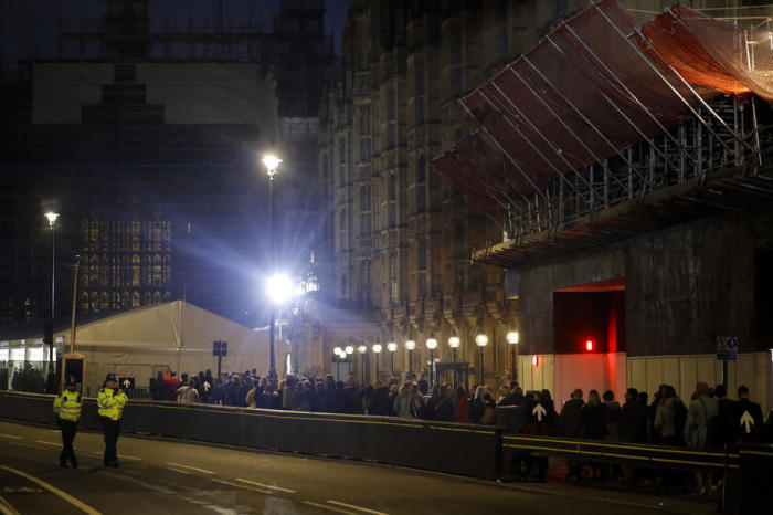 Menschen stehen Schlange, um der britischen Königin Elizabeth II. im Palast von Westminster in London die letzte Ehre zu erweisen. Foto: epa/Olivier Hoslet