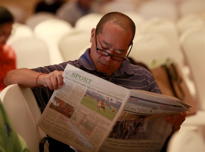 Ein Mann liest die von der Regierung herausgegebene Zeitung Global New Light of Myanmar während des Welttages der Pressefreiheit in Yangon. Foto: epa/Nyein Chan Naing