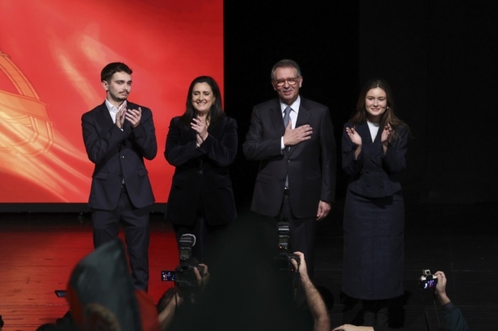 Der neue Präsident António José Seguro feiert mit seiner Familie den Sieg in der Stichwahl in Caldas da Rainha. Foto: epa/Miguel A. Lopes