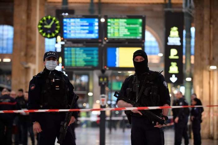 Französische Polizisten stehen in einem abgesperrten Bereich des Pariser Bahnhofs Gare du Nord Wache, nachdem mehrere Menschen bei einem Angriff von einem Mann mit einem Messer leicht verletzt wurden. Foto: Julien De Rosa/Afp/dpa