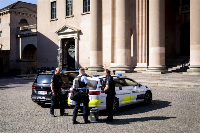 Dänische Polizeibeamte stehen vor dem Kopenhagener Stadtgericht in Kopenhagen, Dänemark, 12. Juni 2023. Foto: epa-efe/Ida Marie Odgaard