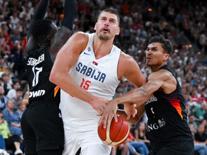 Nikola Jokic im Duell mit Dennis Schröder und Tristan da Silva beim Basketball-Supercup-Finale Deutschland gegen Serbien. Foto: dpa/Sven Hoppe