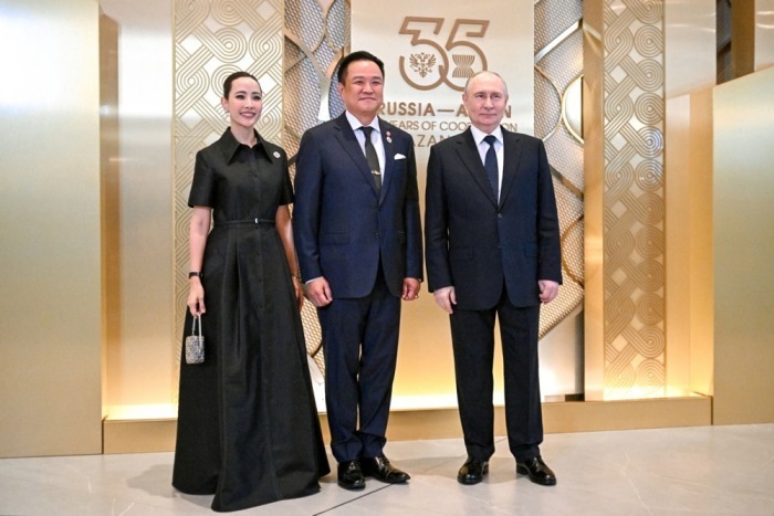 Thailands Premierminister Anutin Charnvirakul und seine Ehefrau Thananon werden in Kasan von Russlands Präsident Wladimir Putin beim ASEAN-Russland-Gipfel begrüßt. Foto: epa/Sergey Bobylev / Sputnik / Kremlin Pool