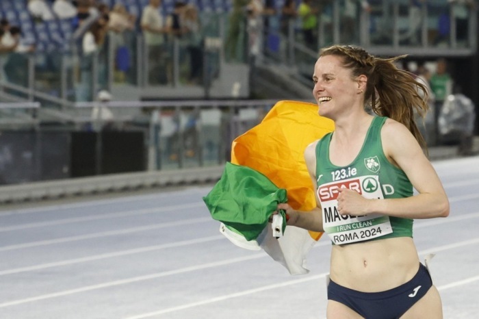 Ciara Mageean feiert ihren Sieg im 1500-Meter-Finale bei der Leichtathletik-EM in Rom. Foto: epa/Fabio Frustaci