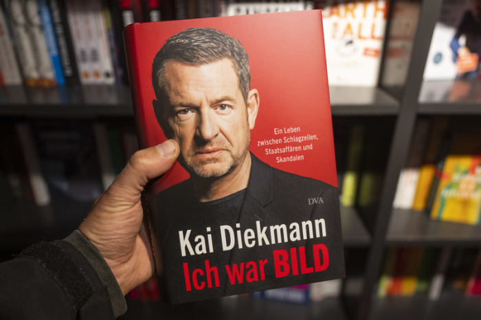 Der Verkauf des Buches hat bei Dussmann in Berlin bereits am Samstag begonnen. Foto: Christophe Gateau/dpa