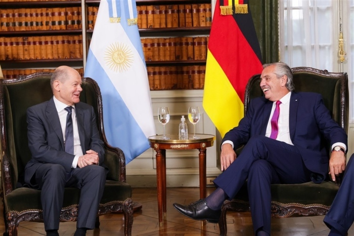 Präsident Alberto Fernandez (R) und Bundeskanzler Olaf Scholz während ihres bilateralen Treffens im San-Martin-Palast, dem Sitz des argentinischen Außenministeriums, in Buenos Aires. Foto: epa/Argentinische PrÄsidentschaft Handou