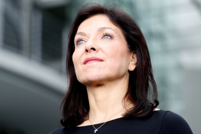 Bundeswirtschaftsministerin Katherina Reiche äußert sich in Berlin zum umstrittenen Gesetz zur Gebäudemodernisierung. Foto: EPA/Filip Singer