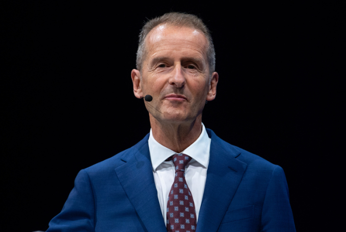 Herbert Diess, damals Vorstandsvorsitzender von Volkswagen, spricht während der IAA auf einer Bühne. Foto: Sven Hoppe/dpa