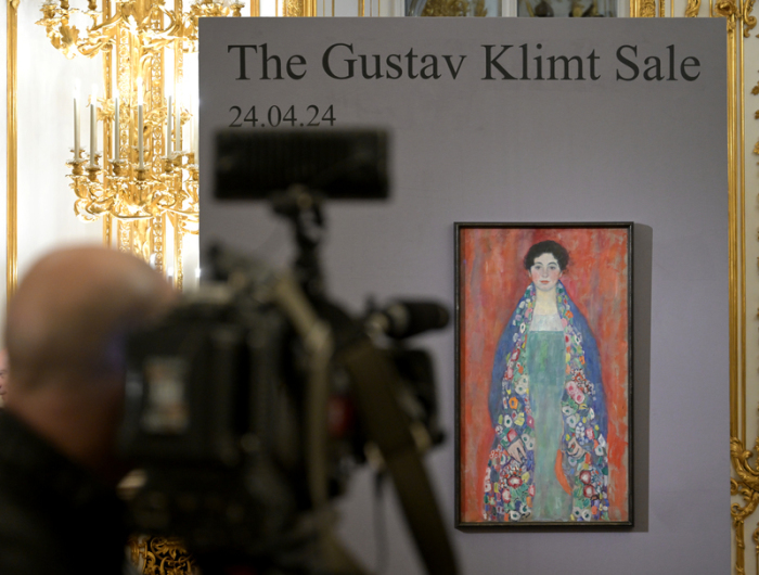 Das Bild «Bildnis Fräulein Lieser» von Gustav Klimt wird im Rahmen eines Pressetermins im Wiener Auktionshaus im Kinsky vorgestellt. Foto: Roland Schlager/Apa/dpa