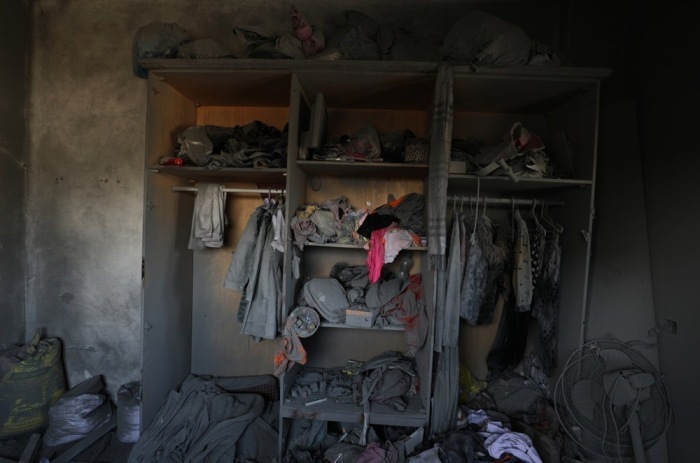 Beschädigung in einem Haus nach israelischen Luftangriffen in der Nacht im Osten von Khan Younis im südlichen Gazastreifen. Foto: epa/Mohammed Saber