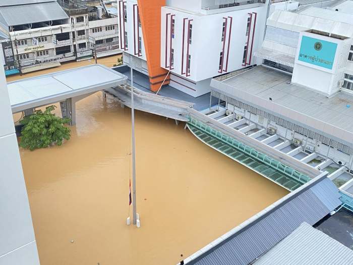 Hochwasser am Hat Yai Hospital: Teile des Klinikgeländes sind überflutet, Patienten werden per Helikopter evakuiert. Foto: Hat Yai Hospital